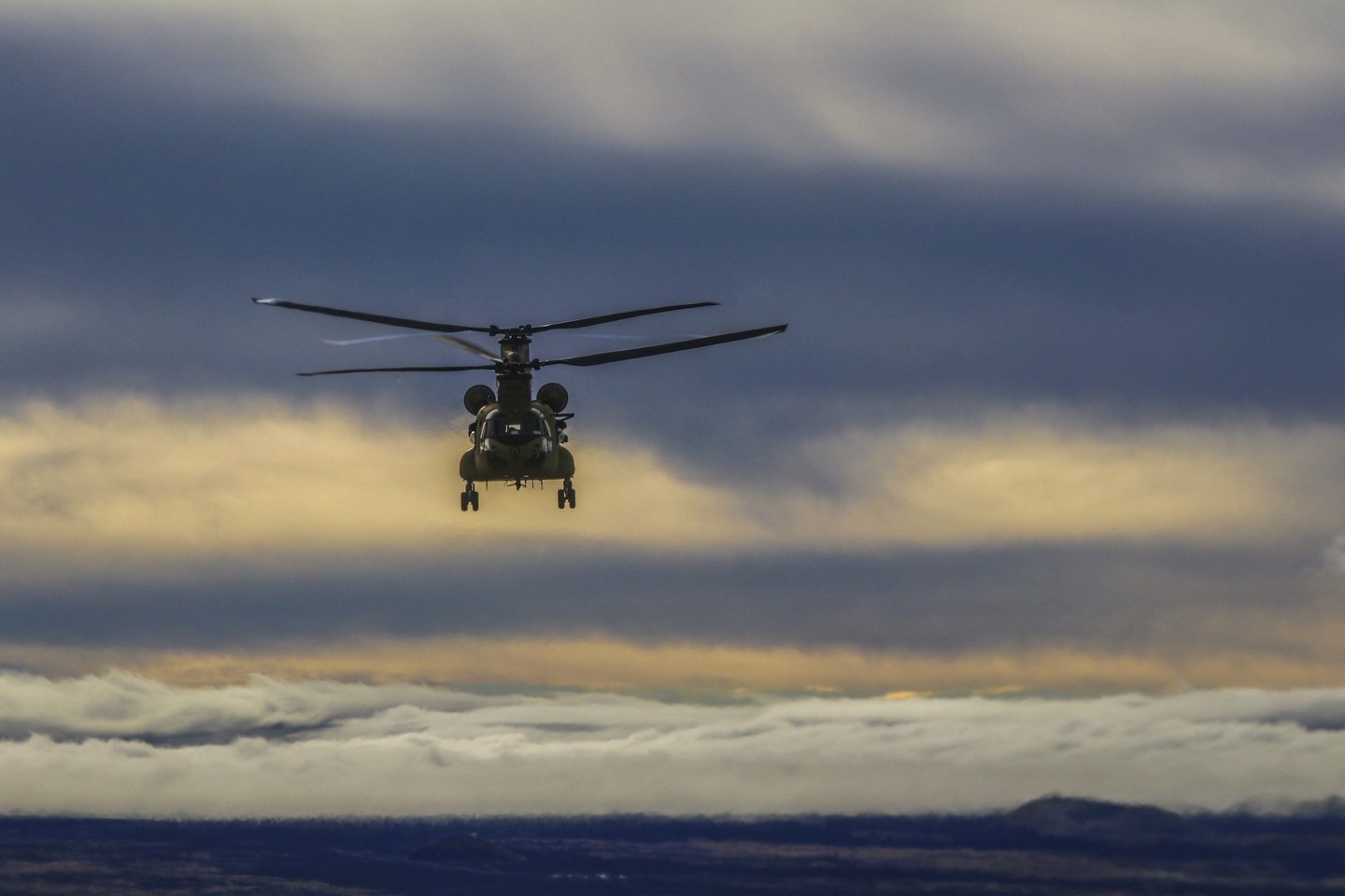 ​JAV Pakrančių sargyba penktadienį ieško turistinio sraigtasparnio su septyniais žmonėmis, dingusio prie Havajų krantų „sudėtingomis“ oro sąlygomis.<br>ZUMA press/Scanpix nuotr.