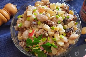 Salotos su kepta duona nuo stalo dingsta žaibišku greičiu