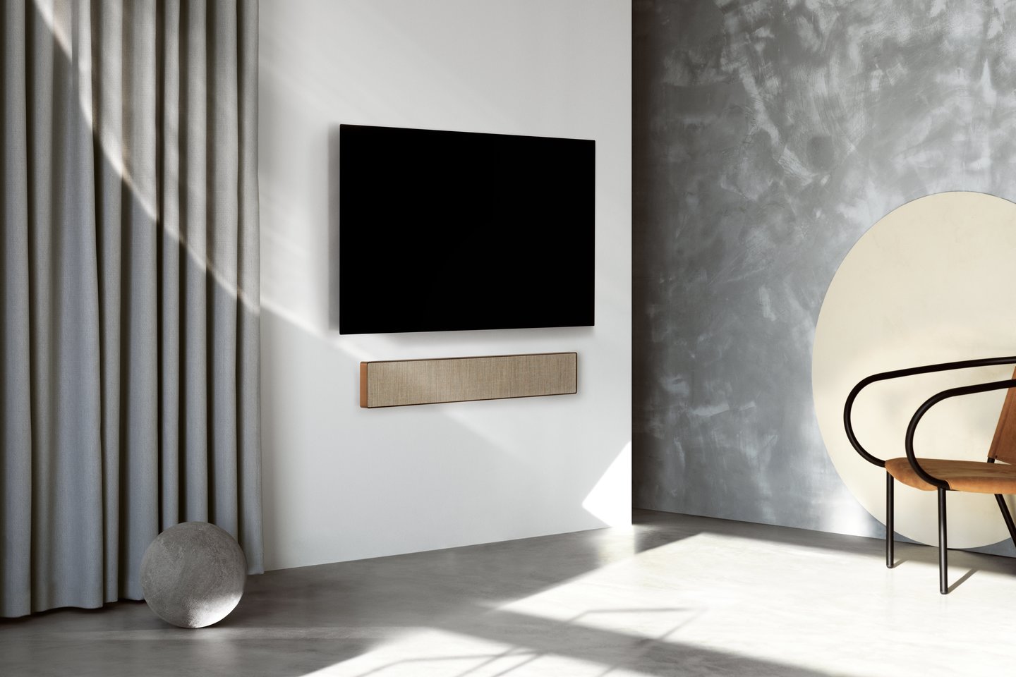 Šiemet rinkai buvo pristatyta „Beosound Stage“ – pirmoji „Bang &amp; Olufsen“ garso sistema, kurią galima prisijungti ir prie kitų gamintojų televizorių.<br>Gamintojų nuotr.