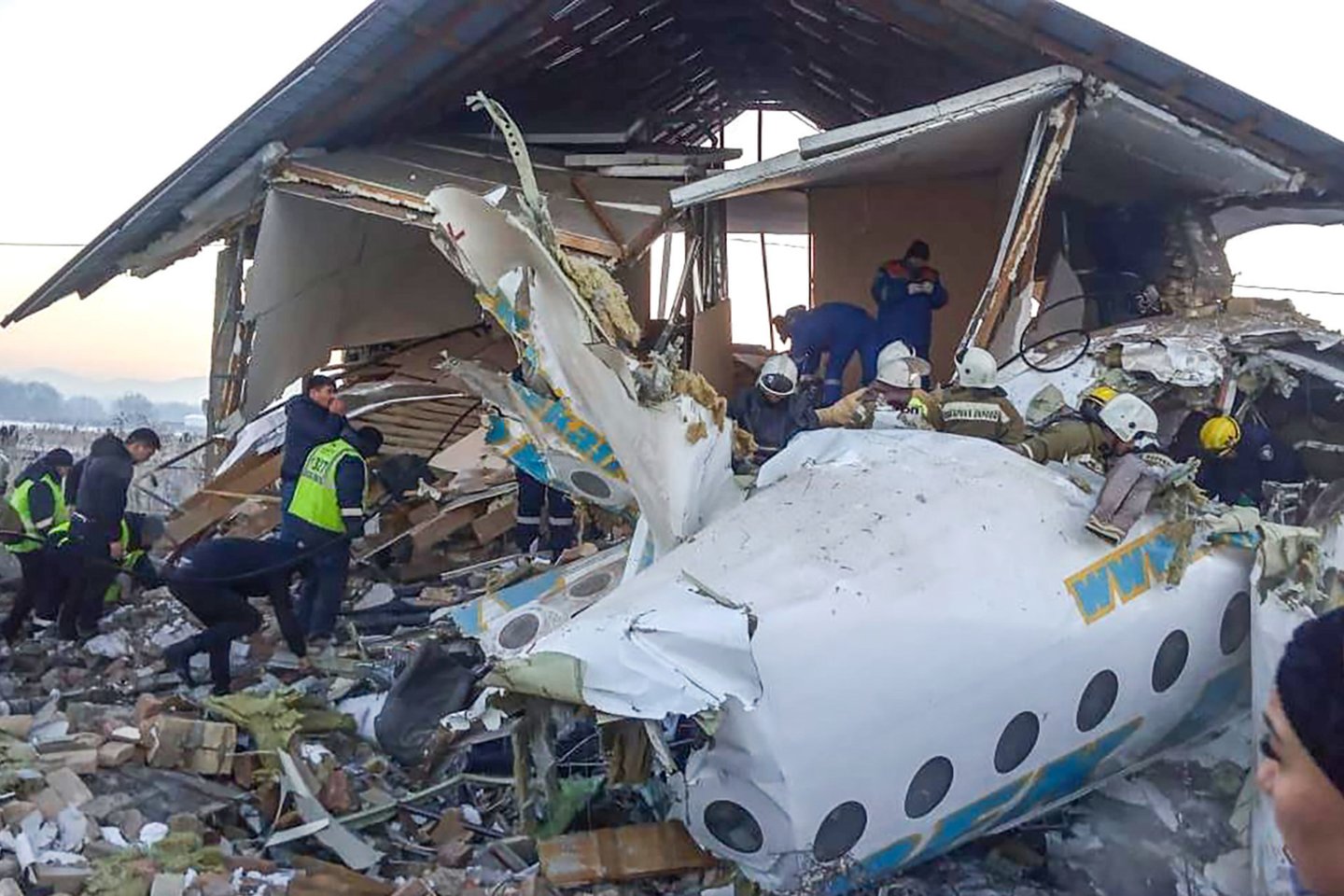 Ankstyvą penktadienio rytą Kazachstane sudužusio oro linijų „Bek Air“ lėktuvo „Fokker 100“ pilotai rengėsi įprastam skrydžiui ir prieš pakylant nefiksavo nieko neįprasto.<br>AFP/Scanpix nuotr.