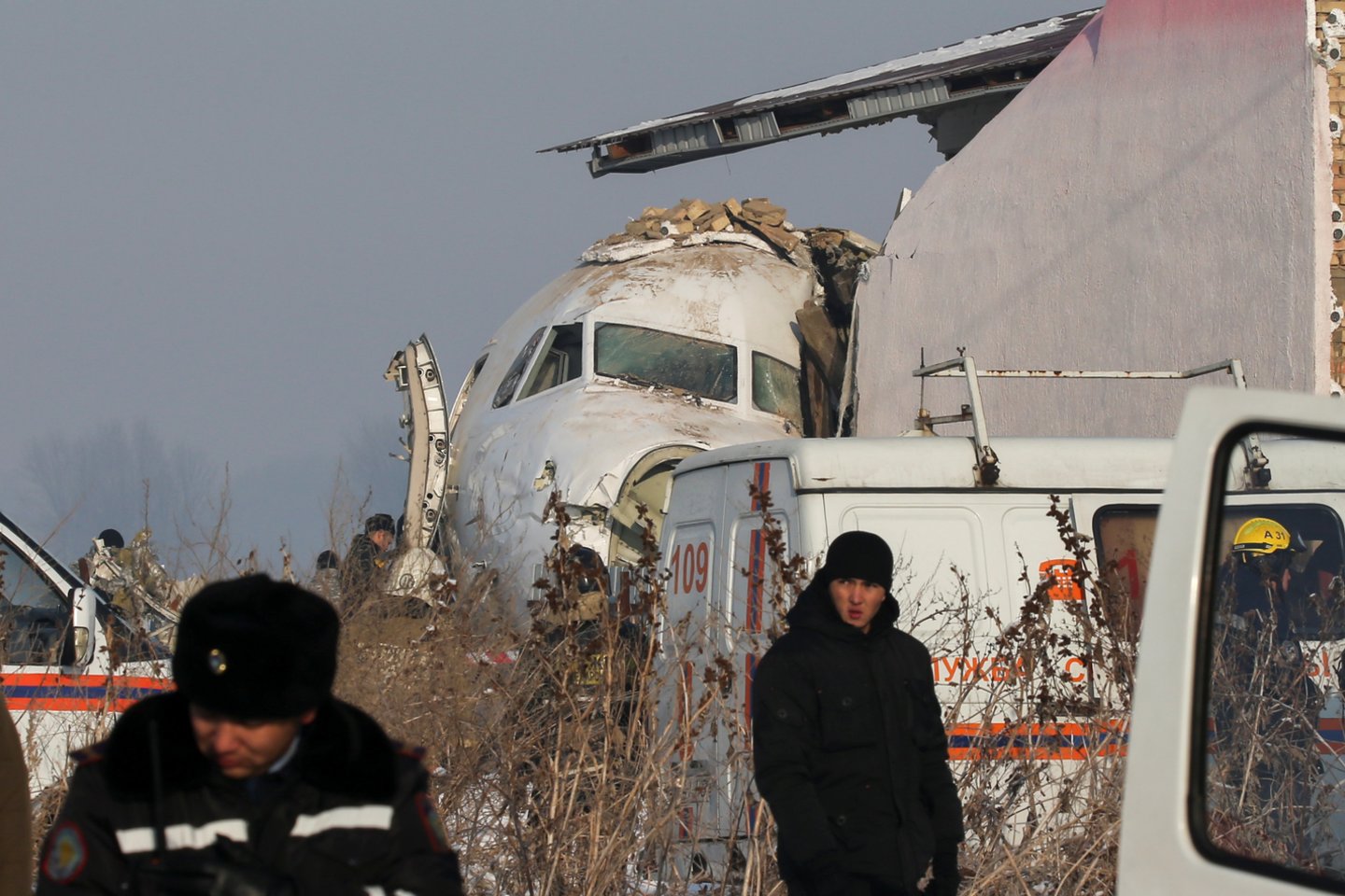Ankstyvą penktadienio rytą Kazachstane sudužusio oro linijų „Bek Air“ lėktuvo „Fokker 100“ pilotai rengėsi įprastam skrydžiui ir prieš pakylant nefiksavo nieko neįprasto.<br>Reuters/Scanpix nuotr.