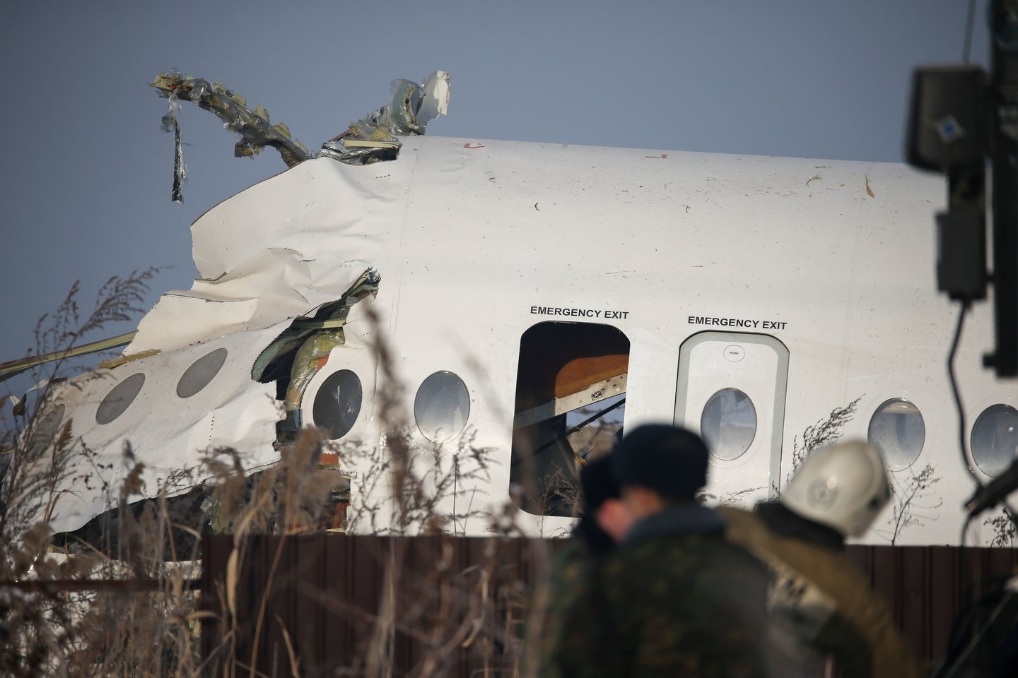 Ankstyvą penktadienio rytą Kazachstane sudužusio oro linijų „Bek Air“ lėktuvo „Fokker 100“ pilotai rengėsi įprastam skrydžiui ir prieš pakylant nefiksavo nieko neįprasto.<br>Scanpix/Reuters nuotr.