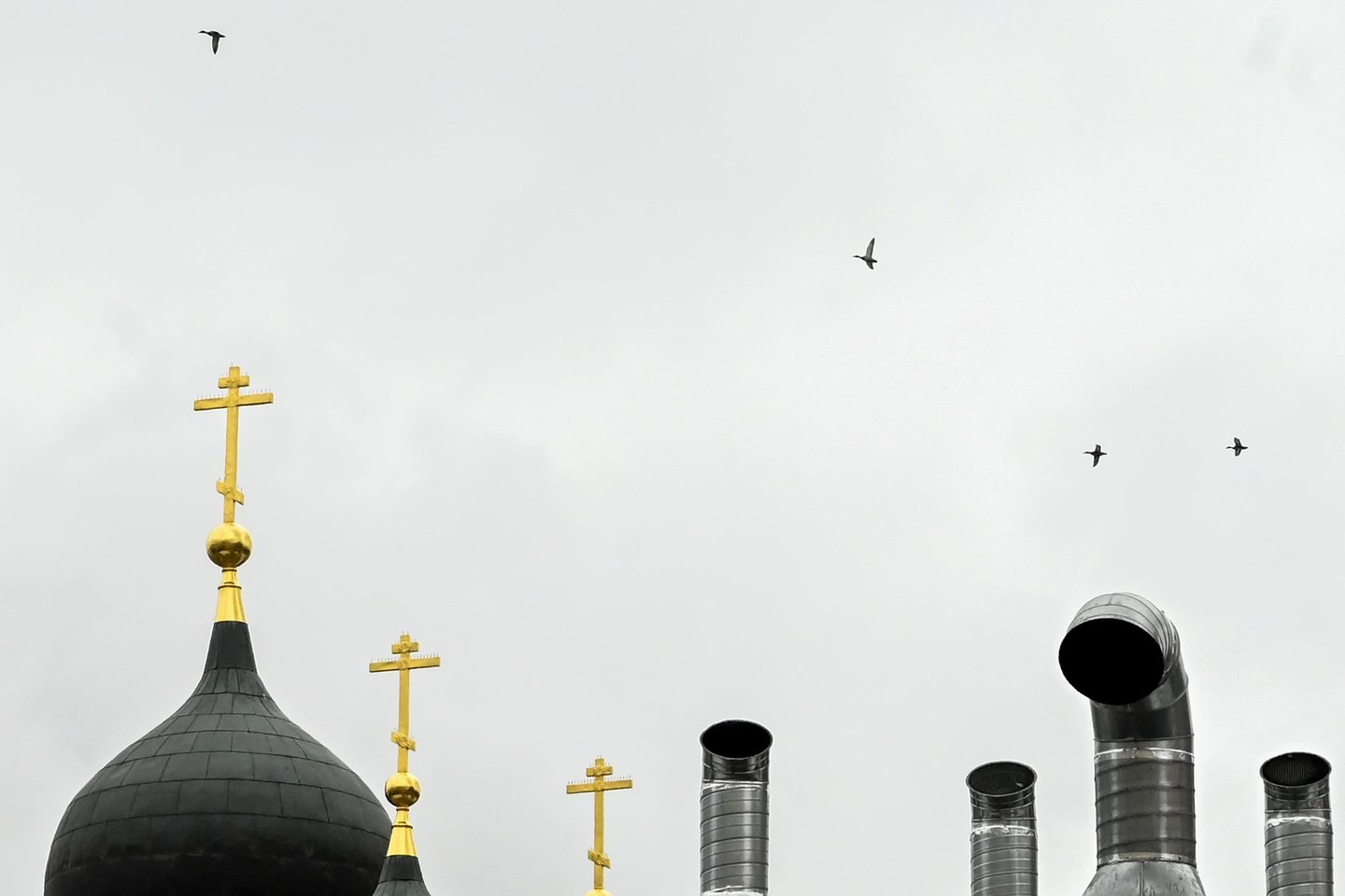 Rusijos Ortodoksų Bažnyčia (ROB) ketvirtadienį nutraukė ryšius su stačiatikių bažnyčios Aleksandrijoje vadovu dėl jo sprendimo pripažinti naują nepriklausomą Ukrainos Ortodoksų Bažnyčią (UOB).<br>AFP/Scanpix nuotr.