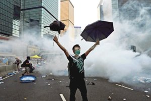 2019 metais skandalų žiežirbos žiro ir kabinetuose, ir gatvėse