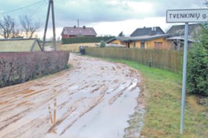 Gatvė tapo panaši į tvenkinį – nei išvažiuoja, nei be guminių išbrenda