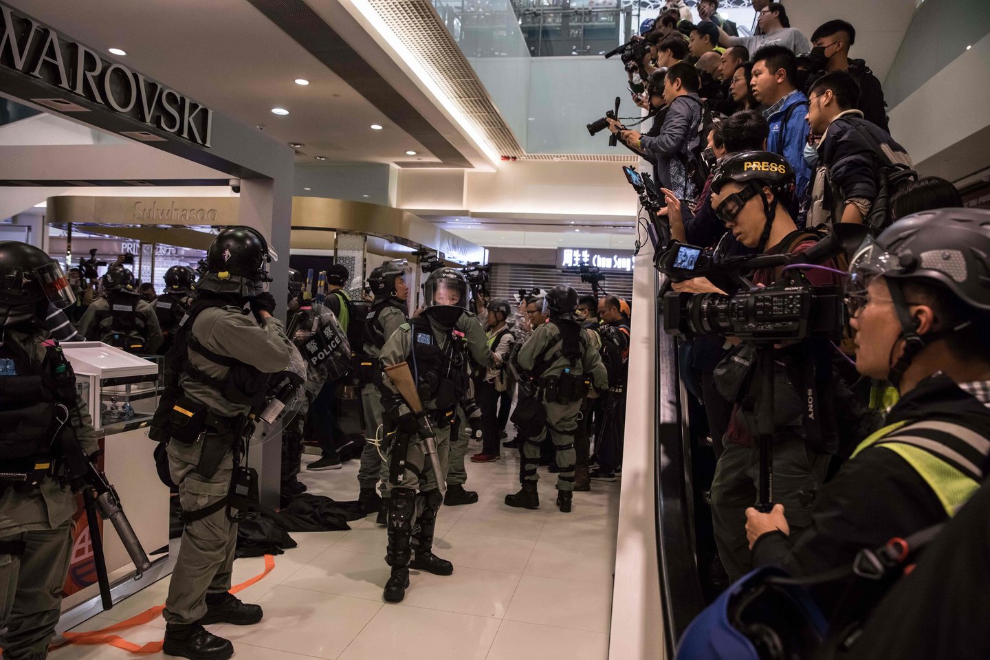 Honkongo policija sulaikė per dešimt prekybos centre protestavusių demonstrantų. <br> AFP/„Scanpix" nuotr.