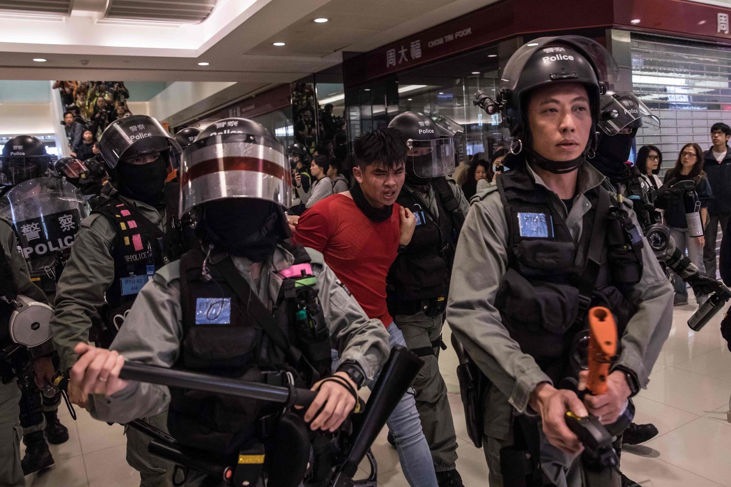 Honkongo policija sulaikė per dešimt prekybos centre protestavusių demonstrantų. <br> AFP/„Scanpix" nuotr.