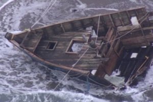 Bangos išplovė į krantą laivą vaiduoklį – radinys viduje kelia šiurpą