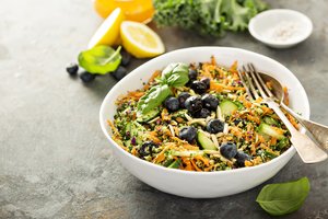 Traškios detoksikuojančios salotos – tai, ko norisi po ilgų švenčių