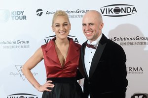 Poruojami Vidas Bareikis ir Indrė Stonkuvienė kartu išvyko atostogų: keliauja ir atlikėjo sūnus