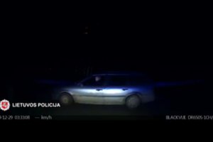 Girtam vairuotojui nepavyko tapti nematomu – vyras susimovė ir atsidūrė areštinėje
