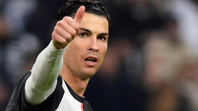 Cristiano Ronaldo Dubajuje ketvirtą kartą iš eilės pripažintas geriausiu pasaulio futbolininku