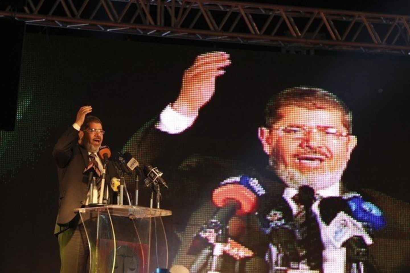 Prezidento rinkimų Egipte lyderiu jau skelbiasi Musulmonų brolijos kandidatas Mohamedas Mursi.<br>„Reuters“