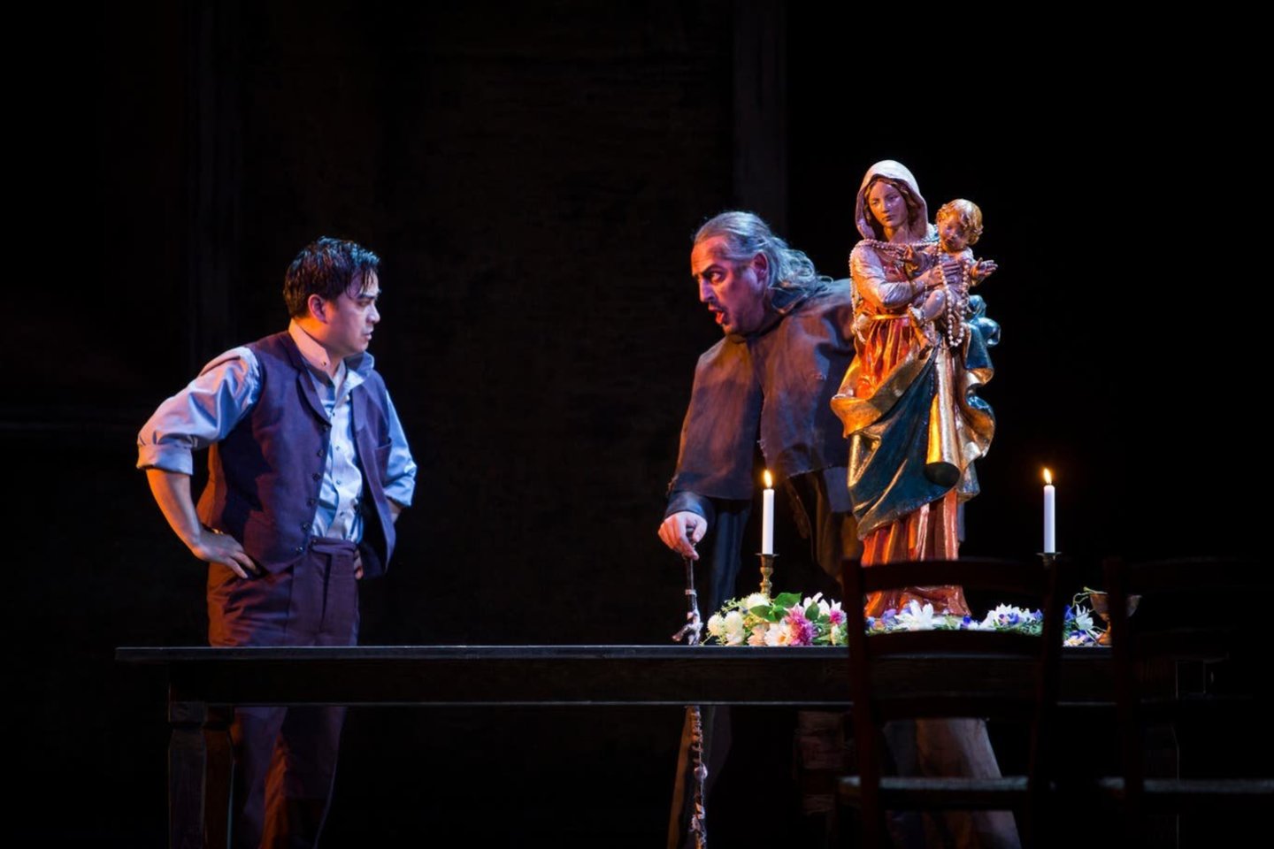  T.Girininkas (dešinėje) debiutavo Sankt Galeno teatre Mefistofelio vaidmeniu „Fauste“.<br>  Sankt Galeno teatro nuotr.