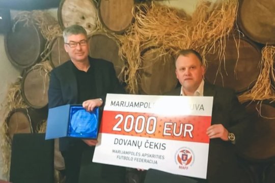 Lietuvos futbolą garsinančiai „Sūduvai“ – simbolinė miesto federacijos premija