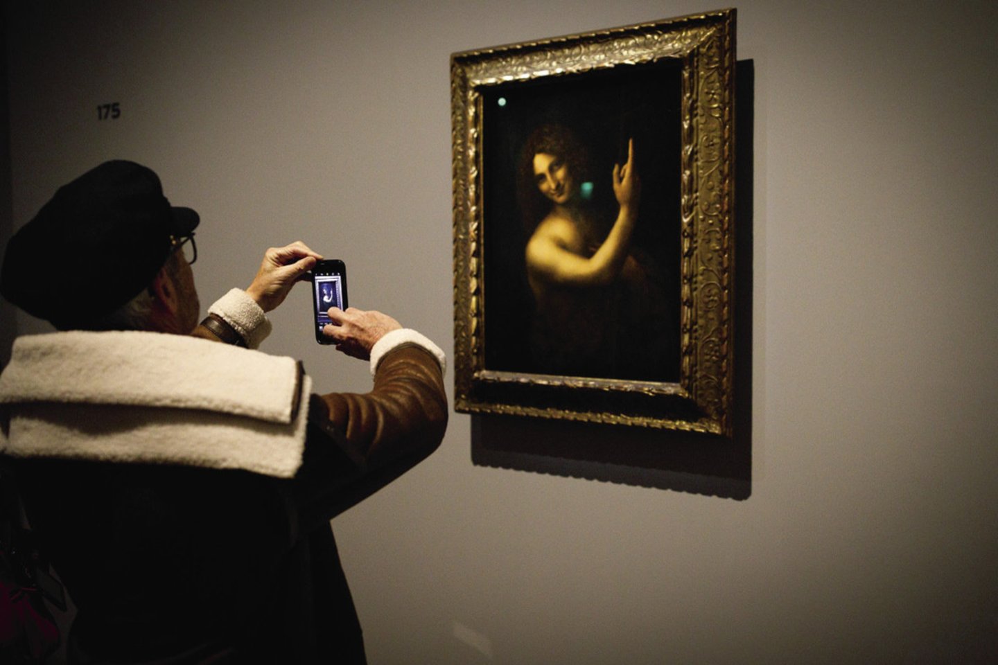 Spalio 24-ąją prasidėjusiai jubiliejinei L.da Vinci parodai, kuriai Luvras ruošėsi net dešimt metų, surinkta daugiausia italų genijaus darbų vienoje vietoje.<br>„Scanpix“ nuotr.