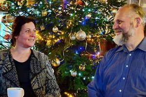 Nepaprastas užkampis – arbatą iš šaltinio vandens tenka gerti prie šeimininkės paveikslų