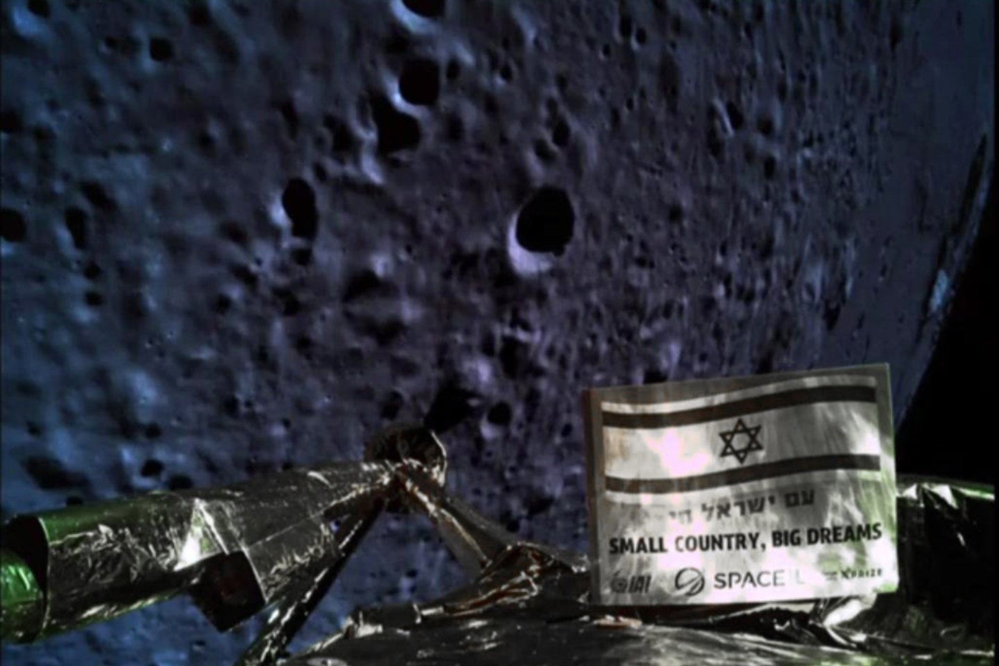  Kovo mėnesį išskridęs, balandį Mėnulyje sudužo Izraelio kompanijos „SpaceIL“ zondas „Beresheet“. Paskutinė zondo persiųsta nuotrauka prieš sudužimą.<br> AFP / Scanpix nuotr.