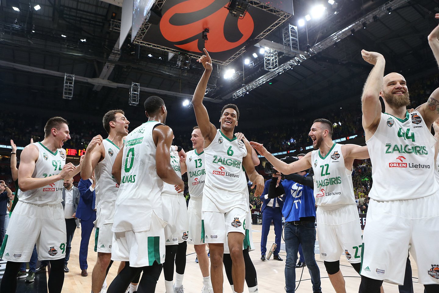  Kauno „Žalgirį“ į Eurolygos „Final Four“ etapą atvedęs Š.Jasikevičius Lietuvos krepšiniui įteikė neįtikėtiną dovaną.<br> G.Šiupario nuotr.