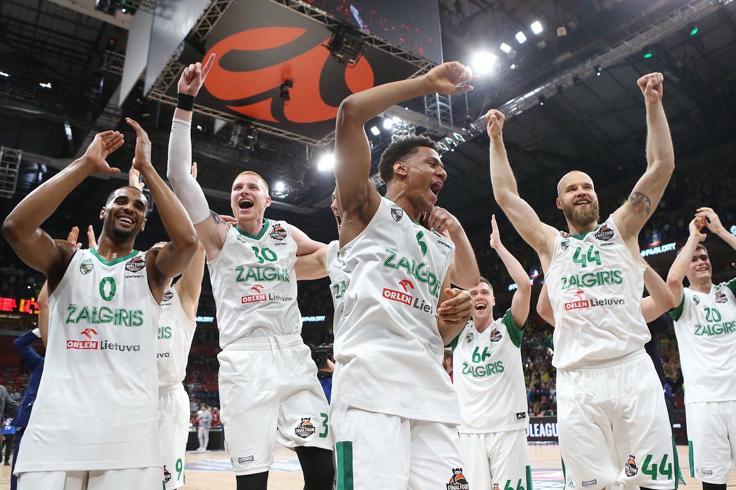  Kauno „Žalgirį“ į Eurolygos „Final Four“ etapą atvedęs Š.Jasikevičius Lietuvos krepšiniui įteikė neįtikėtiną dovaną.<br> G.Šiupario nuotr.
