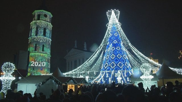 Pamatykite: unikali 3D instaliacija ir fejerverkų šou – Vilnius pasitiko 2020–uosius