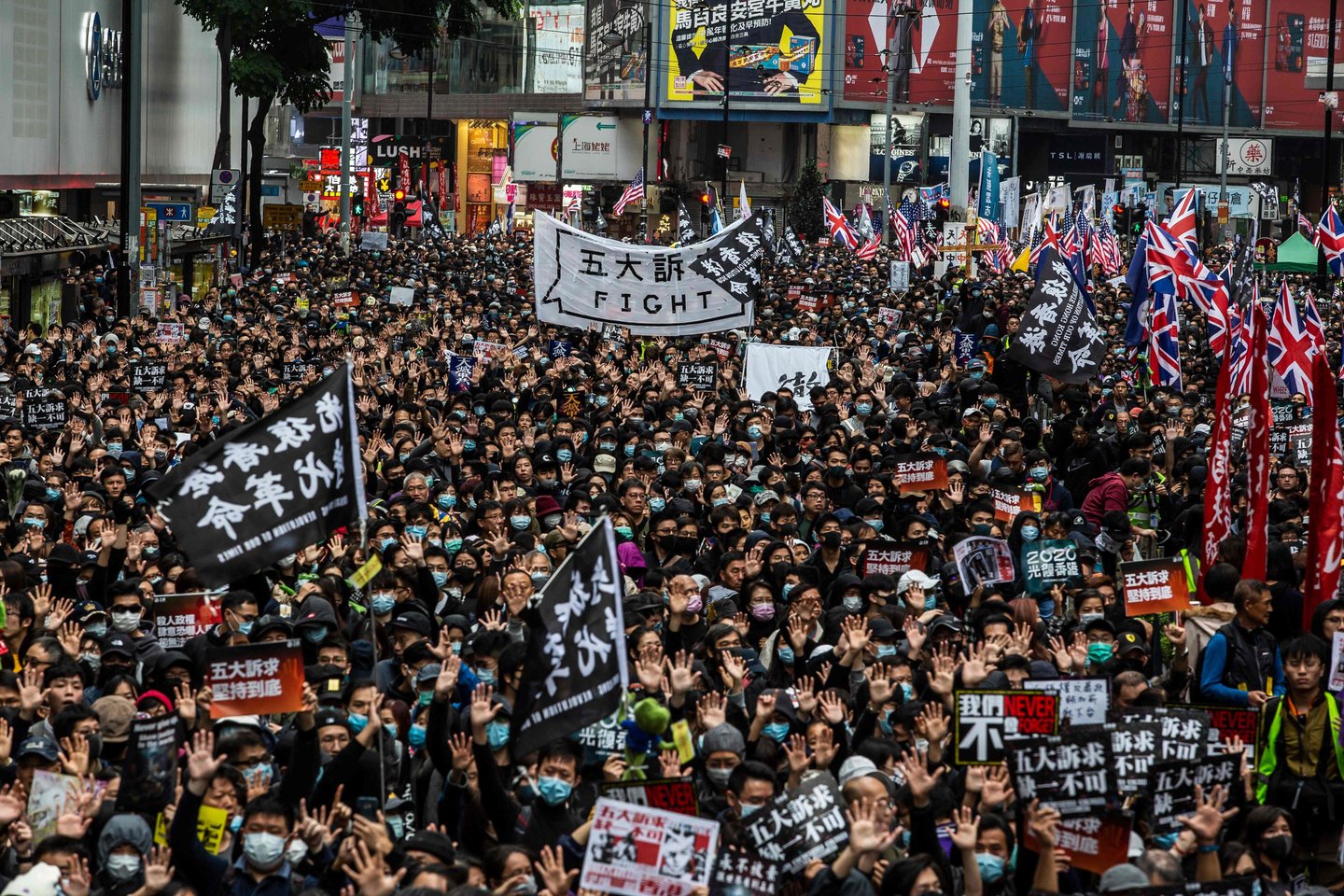 Pirmajame metų proteste Honkonge dalyvavo per milijoną gyventojų. <br> AFP/Scanpix nuotr.