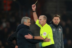 J. Mourinho triukai: bandymas pažiūrėti varžovų taktines schemas baigė įspėjimu