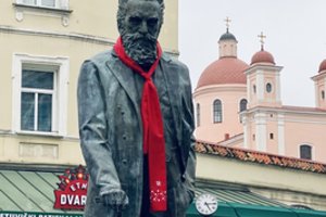 Kroatija simboliškai paminėjo pirmininkavimo ES pradžią: J. Basanavičiaus paminklą papuošė kaklaraiščiu