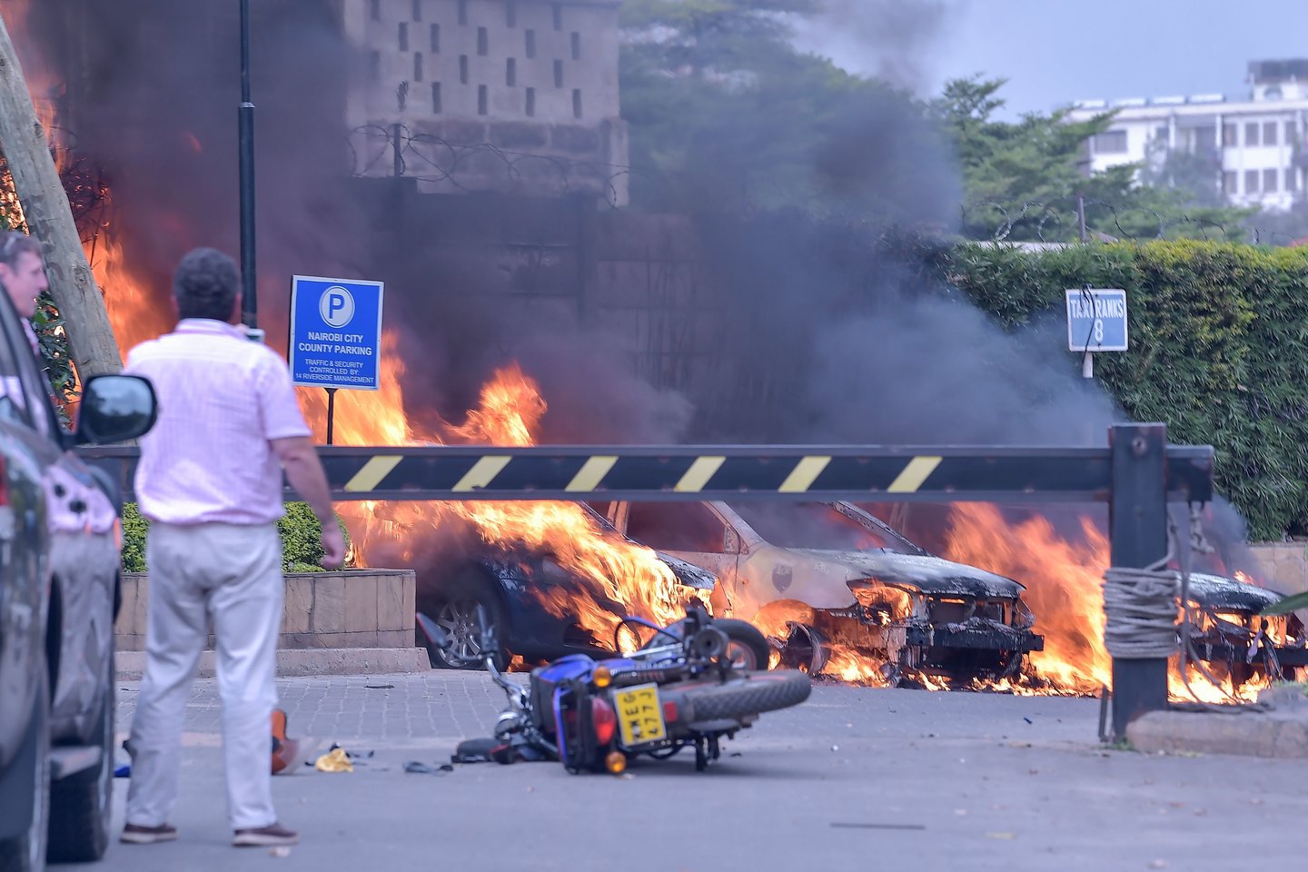  ​Kenijos rytinėje pakrantėje ginkluotiems asmenims, įtariama – islamistų ekstremistams, ketvirtadienį užpuolus du keleivinius autobusus žuvo keturi žmonės, pranešė šalies policija.<br>AFP/Scanpix nuotr.