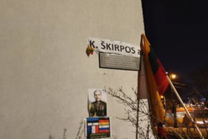 Vilniaus savivaldybė vėl nuėmė K. Škirpos alėją žymintį lipduką, kreipėsi į prokurorus