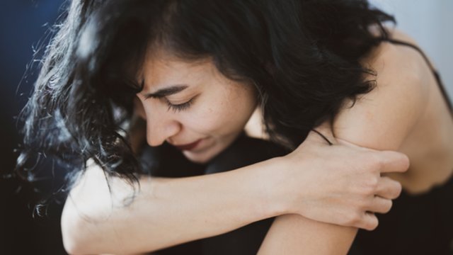 Moterys, kurias kamuoja skausmingos mėnesinės, turėtų suklusti: padėti sau galite pačios