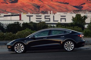 „Tesla“ sumažino Šanchajuje gaminamų elektromobilių „Model 3“ pradinę kainą 