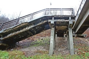 Kauniečiai sunerimę: traukinių eismą atnaujino, o virš bėgių – pavojinga zona 