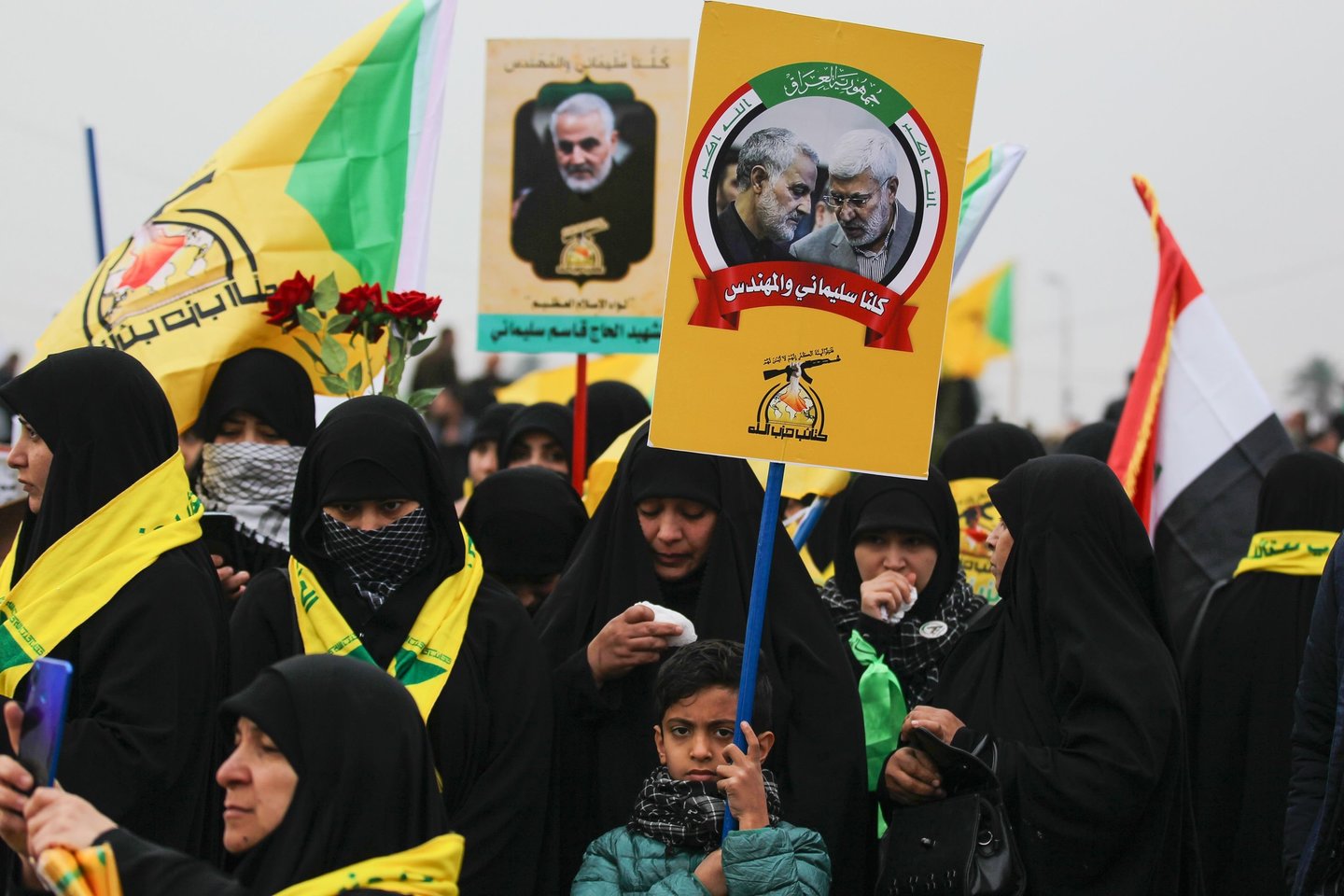 Tūkstančiai gedulo maršo dalyvių skandavo „Mirtis Amerikai!“<br> AFP/Scanpix nuotr.