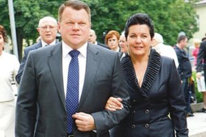 Bėglio bankininko R. Baranausko žmoną slegia beturtės dalia 