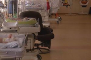 Paaiškėjo, kaip dabar gyvena girtą vaiką pagimdžiusi motina