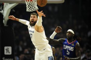 J. Valančiūno galinga kova po krepšiais lėmė „grizlių“ įtikinamą pergalę Los Andžele