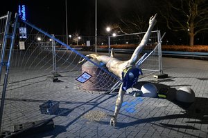 Kerštas įvyko: „Malmo“ klubo aistruoliai nugriovė Z. Ibrahimovičiaus paminklą