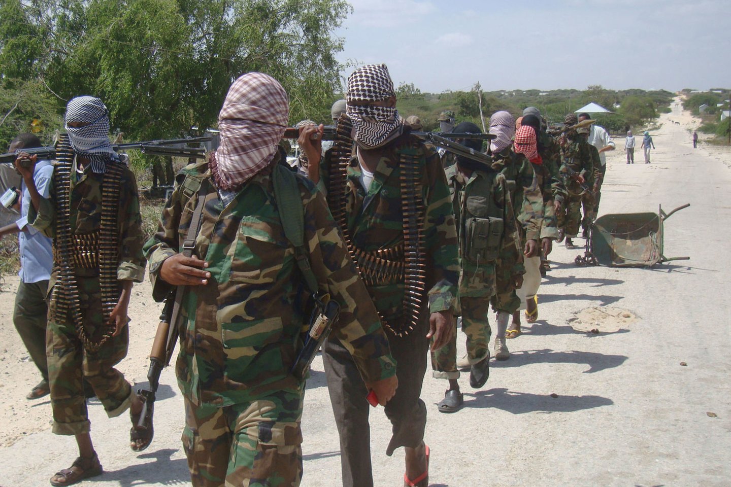 ​Radikali islamo grupuotė „Al-Shabaab“ užpuolė Kenijos ir JAV ginkluotųjų pajėgų naudojamą karinę bazę Kenijoje. Užpuolikai bazę Lamu pakrantės regione atakavo ankstyvą rytą, sekmadienį agentūrai AFP sakė vyriausybės atstovas. Ar yra žuvusiųjų ar sužeistųjų, kol kas esą nežinoma.<br>AFP/“Scanpix“ nuotr.