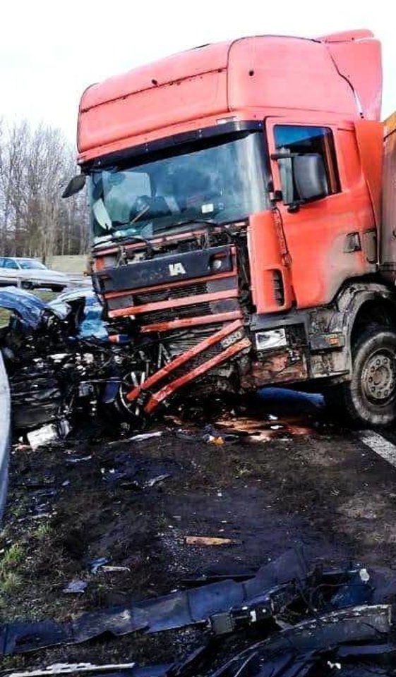  Lenkijoje sunkvežimis sutraiškė pro šalį važiavusį lietuvių „VW Passat“.<br>  Suvalkų policijos/KMP Suwałki nuotr.