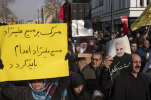Teherano gatves užplūdo minios dėl generolo Q. Soleimani žūties liūdinčių žmonių