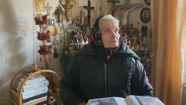 85 metų senolė parodė savo kūrybą: drabužių kolekcijos iškeliavo į bažnyčias