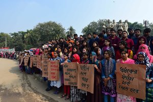 Studentės išžaginimas įžiebė protestus Bangladešo sostinėje