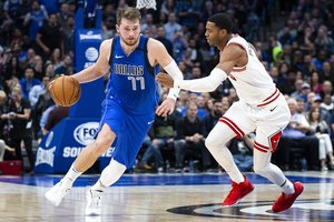 NBA naktis: netikėtas „Bucks“ pralaimėjimas ir 21 L. Dončičiaus taškas per kėlinį