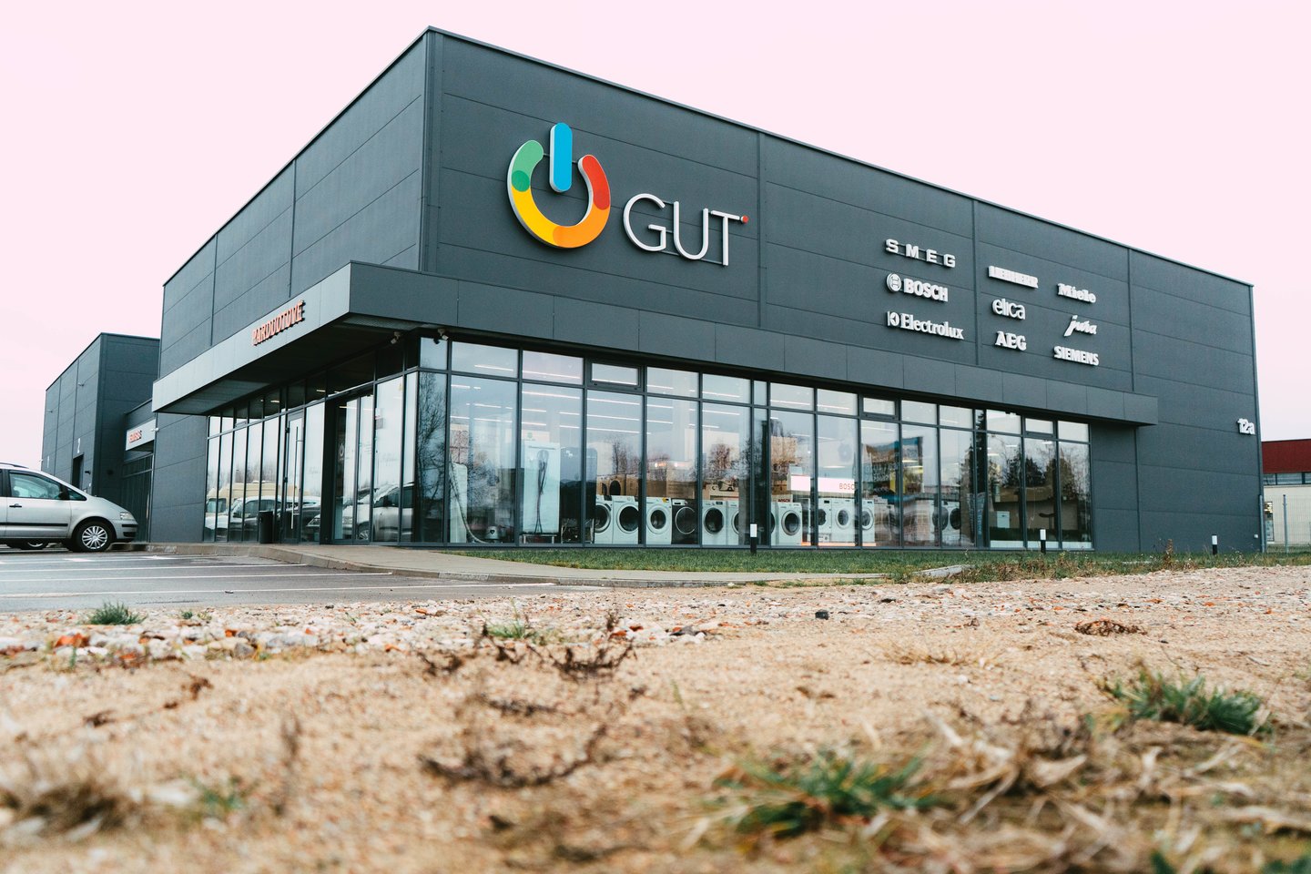  Jau kelis dešimtmečius veikianti įmonė „Vektrona“ neseniai Alytuje atvėrė fizinės parduotuvės „GUT“, prekiaujančios buitine technika, duris.