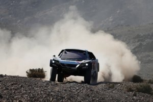 Dakare – dviem varžovais mažiau: šeichas apsivertė, o rusas užsidegė