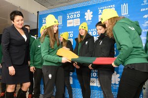 Į žiemos žaidynes jaunimą išlydėjusi LTOK prezidentė D. Gudzinevičiūtė: „O pas mus žolė žaliuoja“