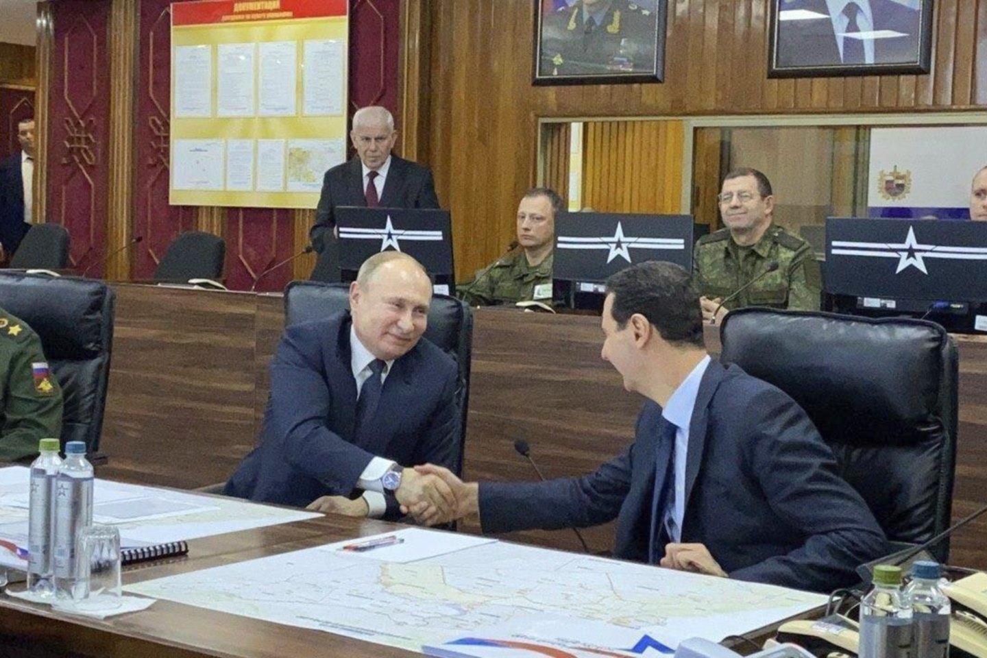 ​Rusijos prezidentas Vladimiras Putinas netikėtai atvyko į Damaską ir čia susitiko su Sirijos vadovu Basharu al Assadu. Apie tai Damaske pranešė prezidentūra.<br>AP/Scanpix nuotr.