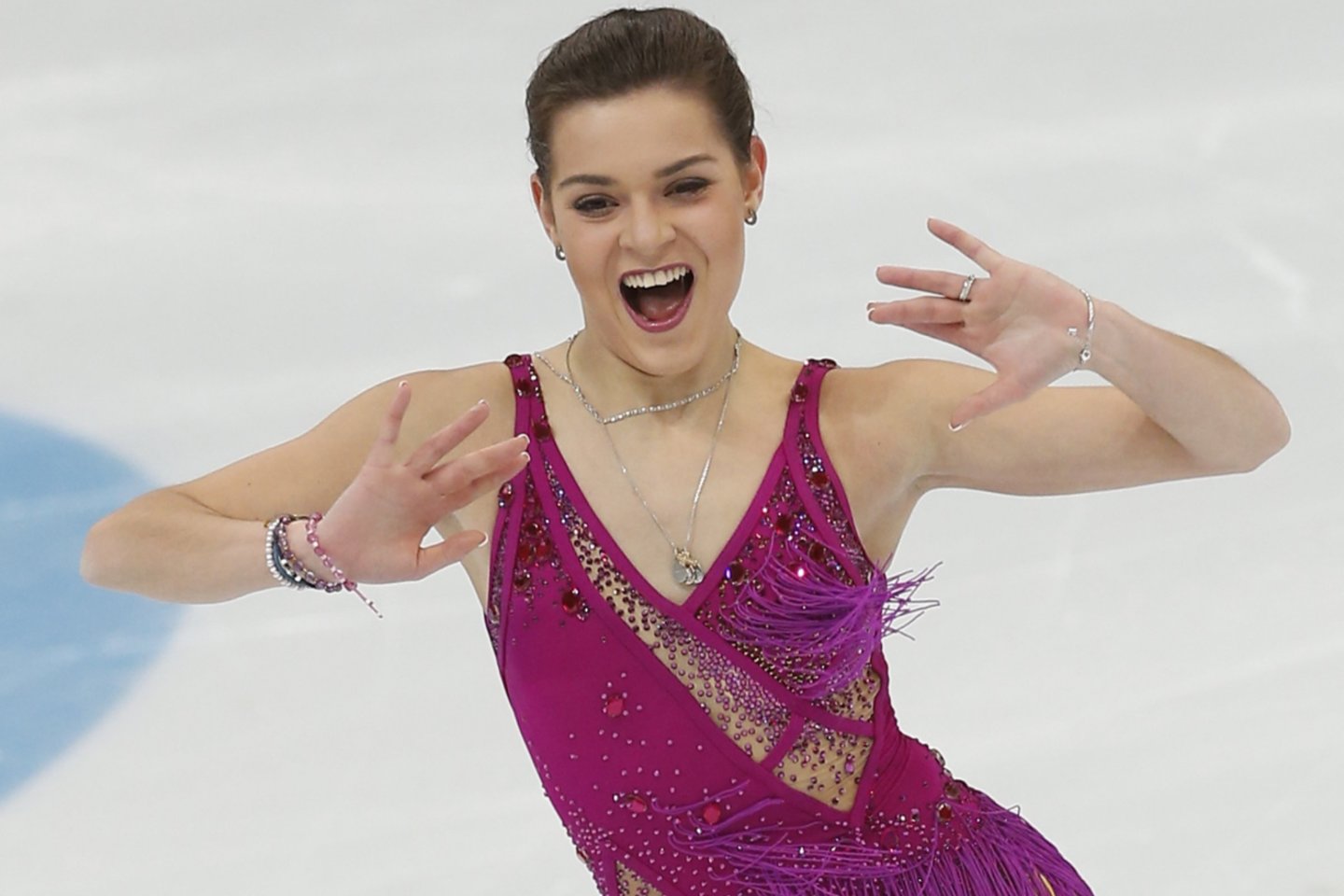  Rusijos olimpinė čempionė Adelina Sotnikova skaudžiai nukentėjo savo šalyje nuo tariamos būrėjos.<br> Tass/Scanpix nuotr.