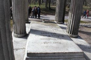 Klaipėdos parke sustingo laikas – žmonės prisiminė skulptūrų prislėgtus mirusiuosius